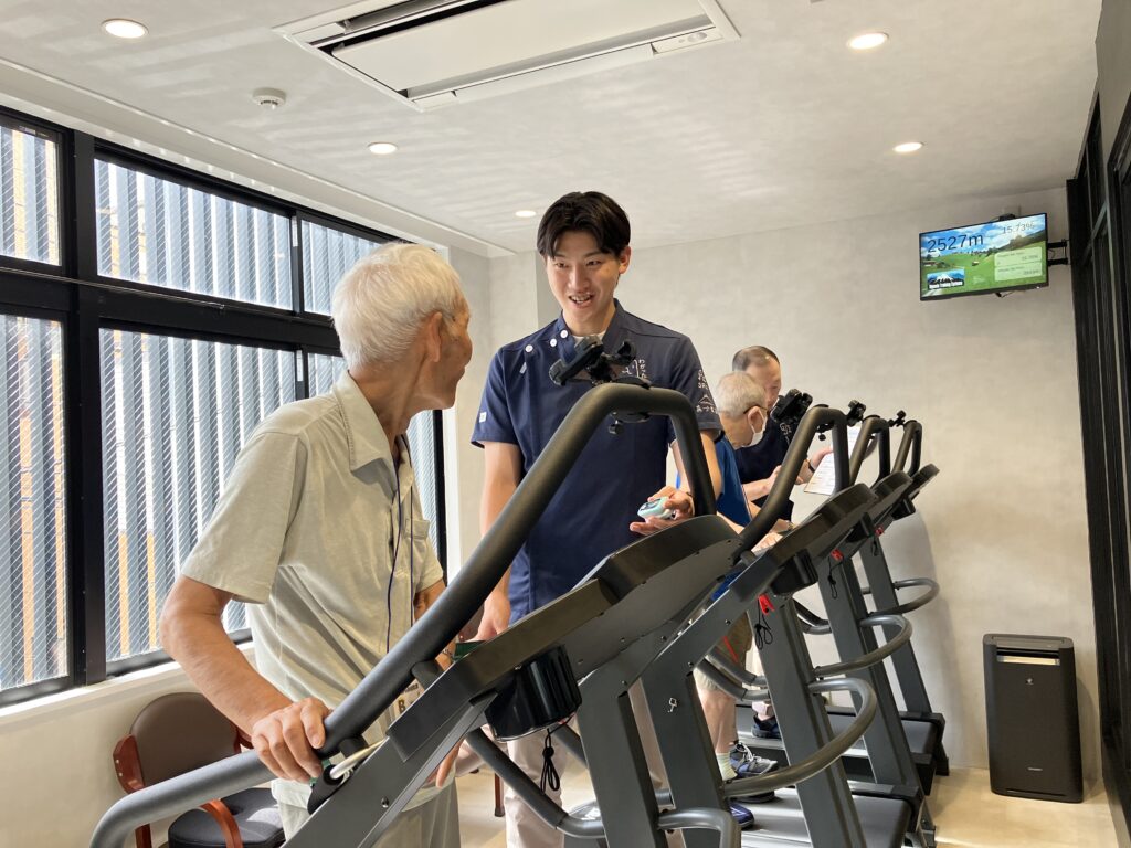 3Poデイサービス亀戸中央の男性スタッフと利用者様が笑顔で話している写真